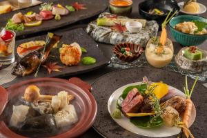 YoriiKAMENOI HOTEL Nagatoro Yorii的桌子上摆着几盘食物