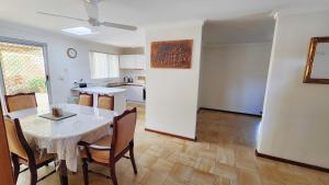 une cuisine et une salle à manger avec une table et des chaises dans l'établissement Hello House, à Safety Bay 20 autres photos