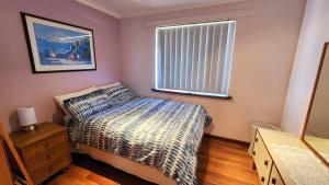 une petite chambre avec un lit et une fenêtre dans l'établissement Hello House, à Safety Bay