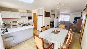 une cuisine et une salle à manger avec une table et des chaises dans l'établissement Hello House, à Safety Bay