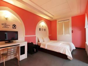 ein Schlafzimmer mit einem Bett und einem Fernseher in der Unterkunft Hotel No.1 in Seryu-dong + 244 Fotos