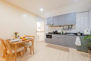 Køkken eller tekøkken på Kamala Beach House, 7-Min Walk to Beach