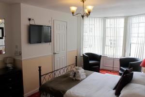 ブライトン＆ホーブにあるケンプフィールド ハウスのテディベアのベッドがある寝室