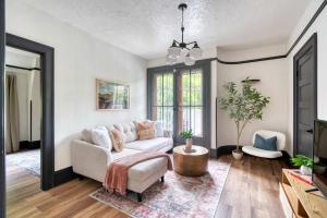 ein Wohnzimmer mit einer Couch und einem Sessel in der Unterkunft Stay Portland - Luxury Living on NW 23rd Ave, Walk Score 99 in Portland + 66 Fotos
