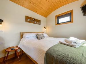 Ένα ή περισσότερα κρεβάτια σε δωμάτιο στο Blodwen - Ukc7016