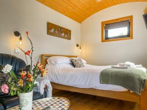 Ένα ή περισσότερα κρεβάτια σε δωμάτιο στο Blodwen - Ukc7016