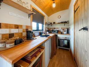 Η κουζίνα ή μικρή κουζίνα στο Blodwen - Ukc7016 +2 φωτογραφίες