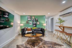 ein Wohnzimmer mit Sofa und Tisch in der Unterkunft Stay Portland - 1910 Historic Jessie Morehead House - 98 WalkScore in Portland