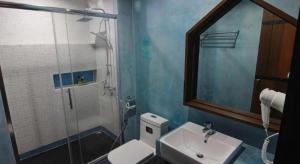 La salle de bains bleue est pourvue d'un lavabo et d'une douche. dans l'établissement BAANKONPAI, à Pai 111 autres photos
