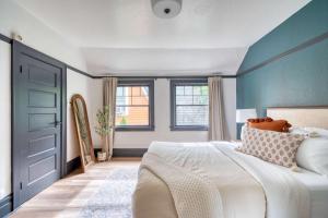 ein Schlafzimmer mit einem Bett und einer blauen Wand in der Unterkunft Stay Portland - Luxury Living on NW 23rd Ave, Walk Score 99 in Portland