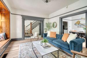 ein Wohnzimmer mit einem blauen Sofa und einem Tisch in der Unterkunft Stay Portland - Luxury Living on NW 23rd Ave, Walk Score 99 in Portland