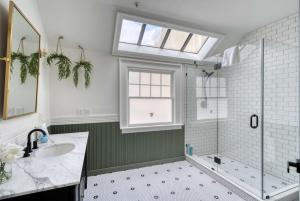 ein Badezimmer mit Dusche und Waschbecken und einem Fenster in der Unterkunft Stay Portland - Luxury Living on NW 23rd Ave, Walk Score 99 in Portland