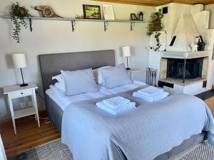une chambre avec un lit avec deux serviettes dessus dans l'établissement Country Escape, Cozy Village Cottage, à Falun