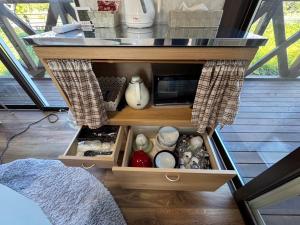 ein Schrank mit einer Arbeitsplatte in einem Raum in der Unterkunft レイクウエスト4-711 in Wada