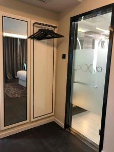 Ένα μπάνιο στο Xana Hotelle Beijing Qianmen Footbridge Metro Station