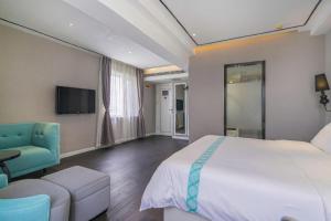 Μια τηλεόραση ή/και κέντρο ψυχαγωγίας στο Xana Hotelle Beijing Qianmen Footbridge Metro Station