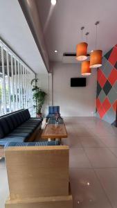 uma sala de estar com um sofá e uma mesa em Spice & Sea Resort em Kata Beach