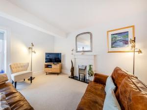 アバードベイにあるThe Penthouse Westhavenのソファとテレビのあるリビングルーム