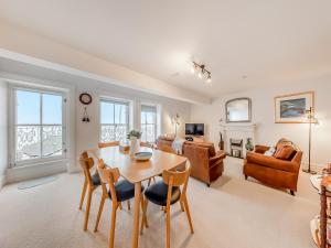 アバードベイにあるThe Penthouse Westhavenのテーブルと椅子のあるダイニングルームとリビングルーム