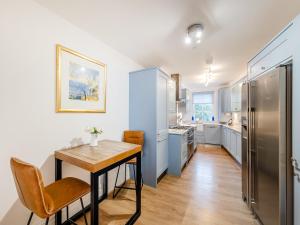 アバードベイにあるThe Penthouse Westhavenのテーブルと冷蔵庫のあるキッチン +18枚の写真
