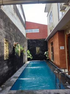 ein Schwimmbad im Innenhof eines Gebäudes in der Unterkunft Tropical Homestay of Balirejo in Demangan + 5 Fotos