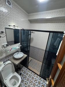 Un baño con ducha, inodoro y lavabo. en AMIRAN Boutique, en Bukhara