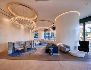 een lobby met twee grote kroonluchters die aan het plafond hangen bij Festival Towers Brisbane in Brisbane