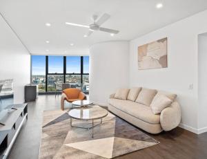 een woonkamer met een bank en een tafel bij Festival Towers Brisbane in Brisbane