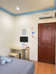 Una televisión o centro de entretenimiento en NamRoom at Margot Jaksa