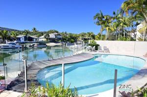 Bazén v ubytování St Tropez 8 - Waterfront Retreat with Rooftop Spa & Sauna nebo v jeho okolí