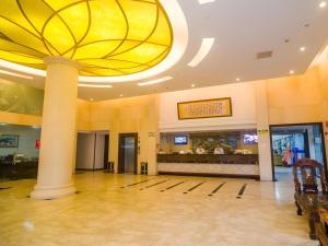 a large lobby with a large yellow ceiling at GreenTree Alliance Zhejiang Zhoushan Putuoshan Zhujiajian Scenic Spot Hotel in Zhoushan
