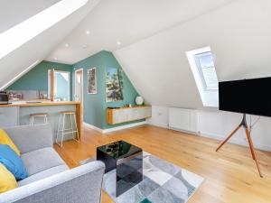 BulmerにあるWillow Loft - Uk49479のソファとテレビのあるリビングルーム