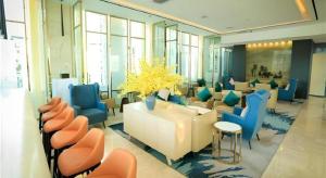 a lobby with couches and chairs and a waiting room at Jinjiang Metropolo Hotel - Turpan Administration Center in Turfan
