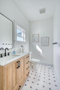 ポートランドにあるCozy Haven by the Hill - Downtown & OHSUの洗面台、トイレ、鏡のあるバスルーム +17枚の写真
