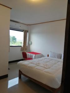 une chambre avec un grand lit et une fenêtre dans l'établissement ชมวิว บึงโขงหลง, à Bung Khong Long 14 autres photos