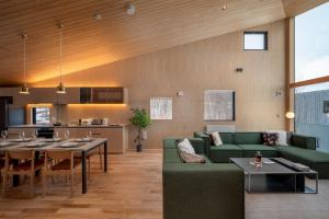 Una sala de estar con un sofá verde y una mesa. en Foxwood F, en Niseko 25 fotos más