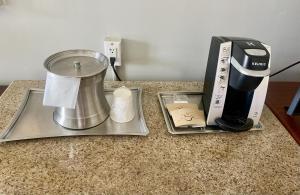 Příslušenství pro přípravu čaje a kávy v ubytování Pool Garden View Lanai, Beachfront 4-Star Resort, King Bed, Lanai, AC, Pool, Restaurant, Gym, Spa