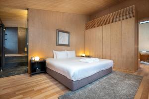 Un dormitorio con una cama grande y una ducha en Foxwood F, en Niseko