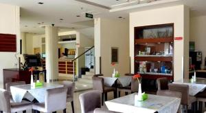 a dining room with tables and chairs in a restaurant at Jinjiang Inn (Hankou Railway Station) in Wuhan