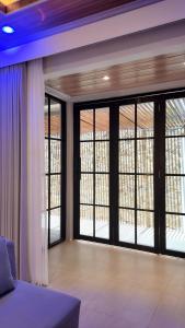 Imagen de la galería de Lightstar Modern Villa Mandalika, en Kuta Lombok