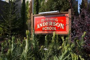 Certificato, attestato, insegna o altro documento esposto da McMenamins Anderson School