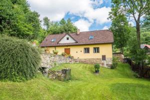 una casa en una colina con una pared de piedra en Country House Fort Lacnov en Lipovce