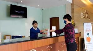 two people standing at a counter in a store at Borneo Hotel in Pontianak