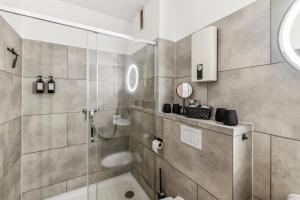 a bathroom with a shower and a toilet and a sink at Renovierte Komfortable 3 Zi I Wohnung I Bahnhofsnähe I 3 Balkone I Netflix I Xbox One I 6 Betten in Bad Bevensen