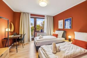 a bedroom with two beds and a desk and a window at Renovierte Komfortable 3 Zi I Wohnung I Bahnhofsnähe I 3 Balkone I Netflix I Xbox One I 6 Betten in Bad Bevensen