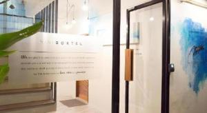 アオナンビーチにあるMini Boxtel Aonang Hostelの建物のドアに掲げられた看板