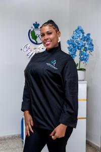 une femme en chemise noire est debout dans l'établissement Casa de Las Muñecas Recovery House, à Saint-Domingue