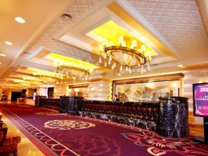 a lobby with a bar with a red carpet at Shenyang Royal Wan Xin Hotel in Shenyang
