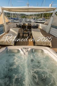 ポルトロスにあるLuxury Floating Sea House Star Line - Marina Portorožのデッキに温水浴槽があるボート