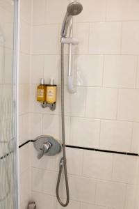 ブライトン＆ホーブにあるケンプフィールド ハウスの浴室のシャワーヘッド付きシャワー +61枚の写真